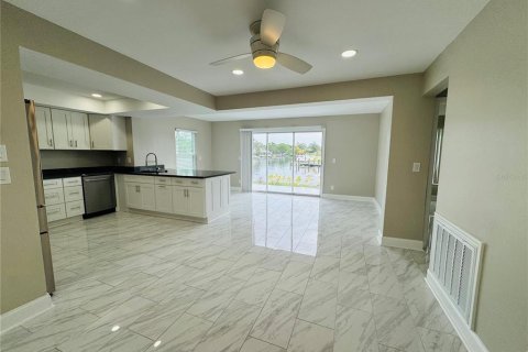 House in Saint Petersburg, Florida 3 bedrooms, 137.59 sq.m. № 1829207 - photo 8