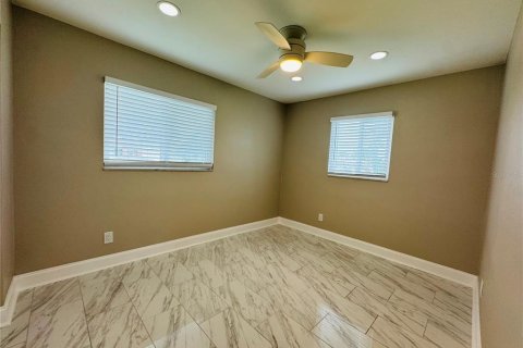 House in Saint Petersburg, Florida 3 bedrooms, 137.59 sq.m. № 1829207 - photo 16