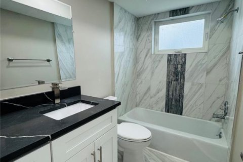 House in Saint Petersburg, Florida 3 bedrooms, 137.59 sq.m. № 1829207 - photo 15