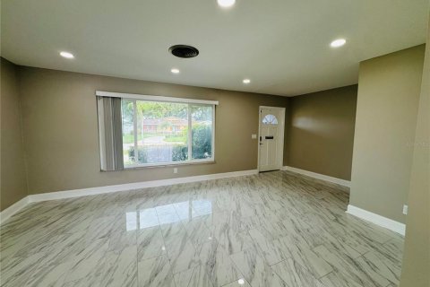 House in Saint Petersburg, Florida 3 bedrooms, 137.59 sq.m. № 1829207 - photo 3