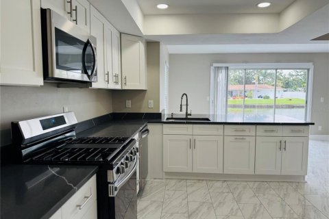 House in Saint Petersburg, Florida 3 bedrooms, 137.59 sq.m. № 1829207 - photo 6