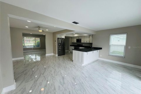 House in Saint Petersburg, Florida 3 bedrooms, 137.59 sq.m. № 1829207 - photo 9