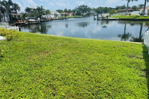 House in Saint Petersburg, Florida 3 bedrooms, 137.59 sq.m. № 1829207 - photo 17