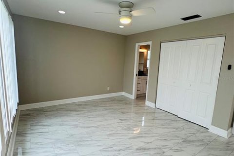 House in Saint Petersburg, Florida 3 bedrooms, 137.59 sq.m. № 1829207 - photo 11