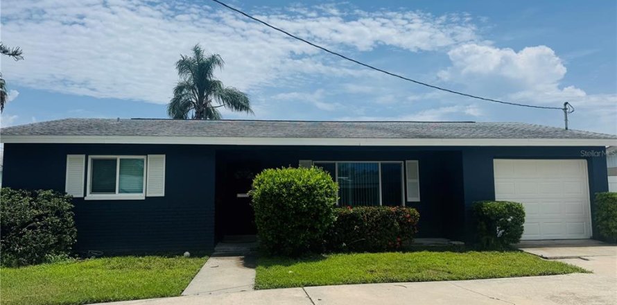 House in Saint Petersburg, Florida 3 bedrooms, 137.59 sq.m. № 1829207