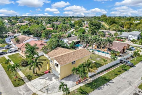 Casa en venta en Lauderhill, Florida, 5 dormitorios, 267.28 m2 № 1975280 - foto 10