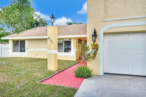 Casa en venta en Lauderhill, Florida, 5 dormitorios, 267.28 m2 № 1975280 - foto 6