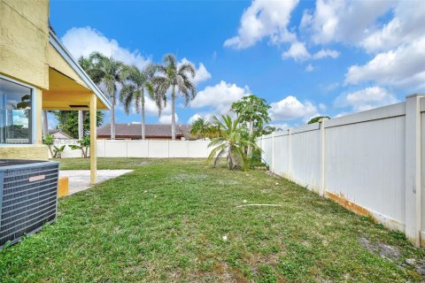 Casa en venta en Lauderhill, Florida, 5 dormitorios, 267.28 m2 № 1975280 - foto 22