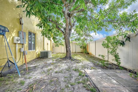 Casa en venta en Lauderhill, Florida, 5 dormitorios, 267.28 m2 № 1975280 - foto 18