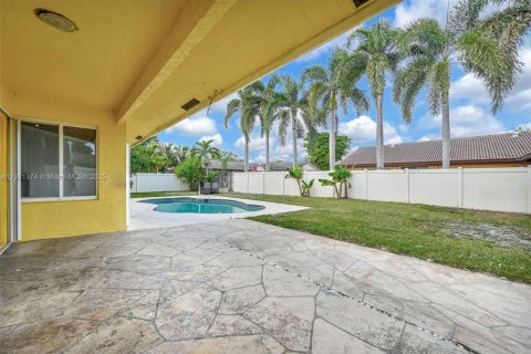 Casa en venta en Lauderhill, Florida, 5 dormitorios, 267.28 m2 № 1975280 - foto 24