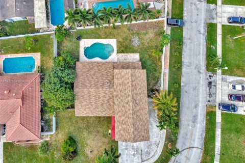 Casa en venta en Lauderhill, Florida, 5 dormitorios, 267.28 m2 № 1975280 - foto 11