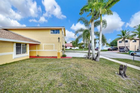 Casa en venta en Lauderhill, Florida, 5 dormitorios, 267.28 m2 № 1975280 - foto 12