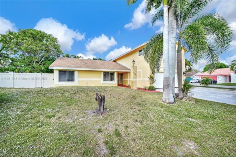 Casa en venta en Lauderhill, Florida, 5 dormitorios, 267.28 m2 № 1975280 - foto 13