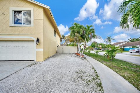 Casa en venta en Lauderhill, Florida, 5 dormitorios, 267.28 m2 № 1975280 - foto 15