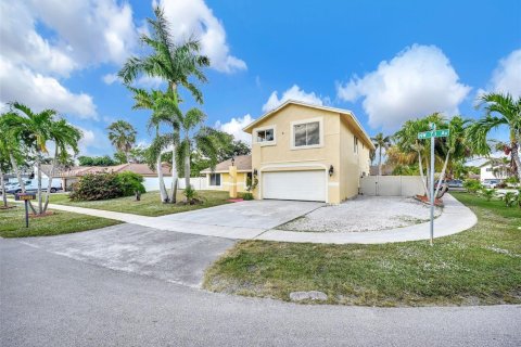 Casa en venta en Lauderhill, Florida, 5 dormitorios, 267.28 m2 № 1975280 - foto 16