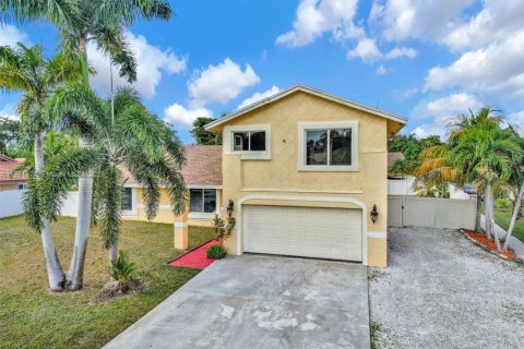 Casa en venta en Lauderhill, Florida, 5 dormitorios, 267.28 m2 № 1975280 - foto 2