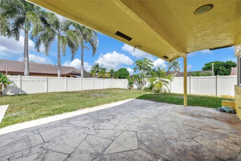 Casa en venta en Lauderhill, Florida, 5 dormitorios, 267.28 m2 № 1975280 - foto 19