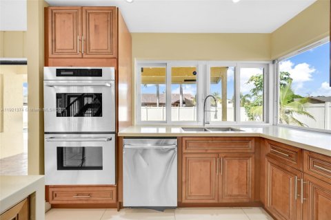 Casa en venta en Lauderhill, Florida, 5 dormitorios, 267.28 m2 № 1975280 - foto 28