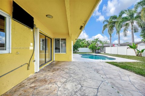 Casa en venta en Lauderhill, Florida, 5 dormitorios, 267.28 m2 № 1975280 - foto 23