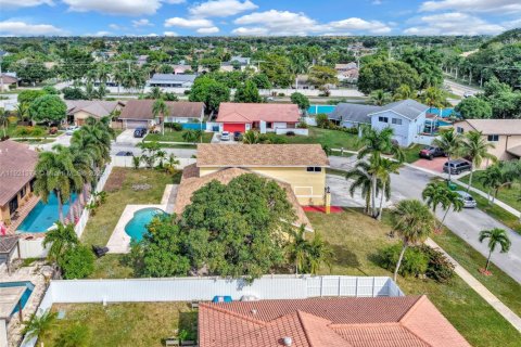 Casa en venta en Lauderhill, Florida, 5 dormitorios, 267.28 m2 № 1975280 - foto 8