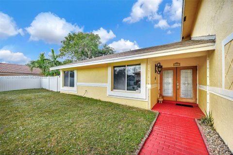 Casa en venta en Lauderhill, Florida, 5 dormitorios, 267.28 m2 № 1975280 - foto 3