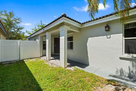 Villa ou maison à vendre à Pembroke Pines, Floride: 3 chambres, 117.24 m2 № 2019188 - photo 29