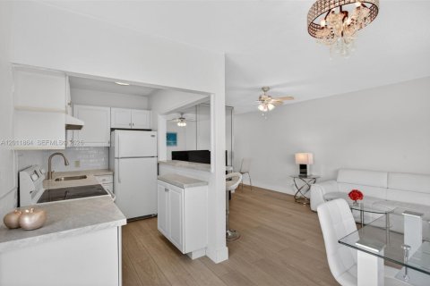Condo in Pompano Beach, Florida, 1 bedroom  № 2077545 - photo 11