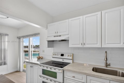 Condo in Pompano Beach, Florida, 1 bedroom  № 2077545 - photo 15