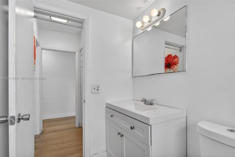 Condo in Pompano Beach, Florida, 1 bedroom  № 2077545 - photo 20