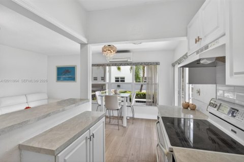 Condo in Pompano Beach, Florida, 1 bedroom  № 2077545 - photo 14