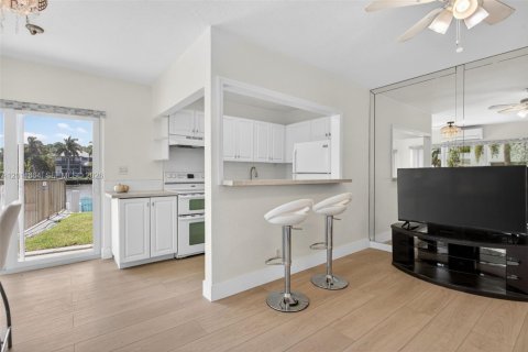 Condo in Pompano Beach, Florida, 1 bedroom  № 2077545 - photo 13