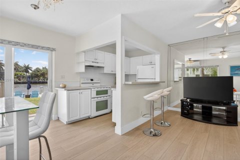 Condo in Pompano Beach, Florida, 1 bedroom  № 2077545 - photo 12