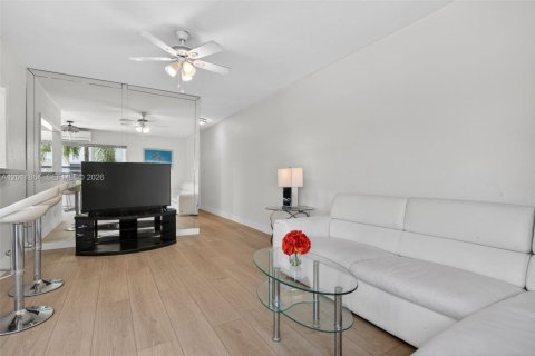 Condo in Pompano Beach, Florida, 1 bedroom  № 2077545 - photo 10