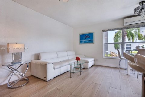 Condo in Pompano Beach, Florida, 1 bedroom  № 2077545 - photo 8