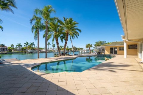 House in Saint Pete Beach, Florida 6 bedrooms, 483.65 sq.m. № 2151703 - photo 6