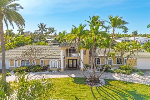 House in Saint Pete Beach, Florida 6 bedrooms, 483.65 sq.m. № 2151703 - photo 2