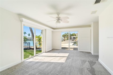 House in Saint Pete Beach, Florida 6 bedrooms, 483.65 sq.m. № 2151703 - photo 28