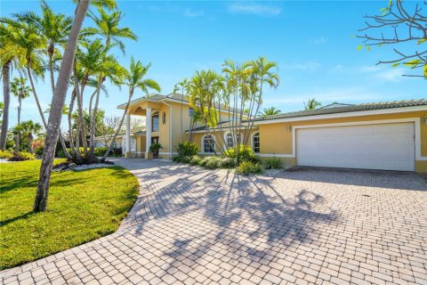 House in Saint Pete Beach, Florida 6 bedrooms, 483.65 sq.m. № 2151703 - photo 15
