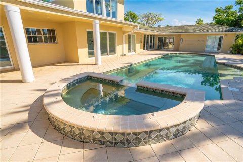 House in Saint Pete Beach, Florida 6 bedrooms, 483.65 sq.m. № 2151703 - photo 9