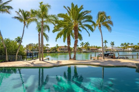 House in Saint Pete Beach, Florida 6 bedrooms, 483.65 sq.m. № 2151703 - photo 8