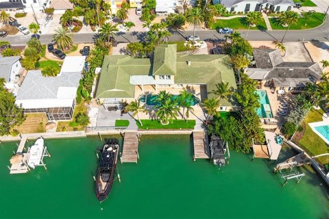 House in Saint Pete Beach, Florida 6 bedrooms, 483.65 sq.m. № 2151703 - photo 3