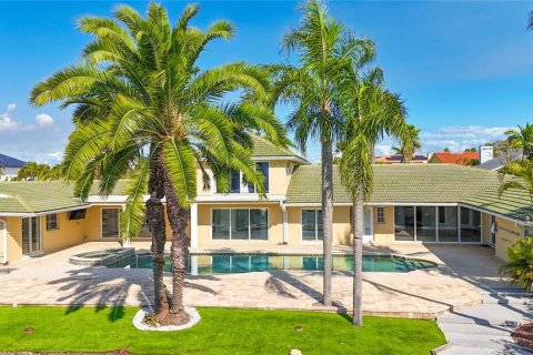 House in Saint Pete Beach, Florida 6 bedrooms, 483.65 sq.m. № 2151703 - photo 4