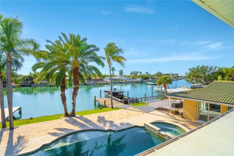 House in Saint Pete Beach, Florida 6 bedrooms, 483.65 sq.m. № 2151703 - photo 12
