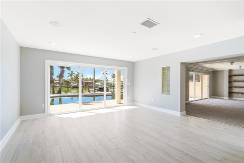House in Saint Pete Beach, Florida 6 bedrooms, 483.65 sq.m. № 2151703 - photo 20