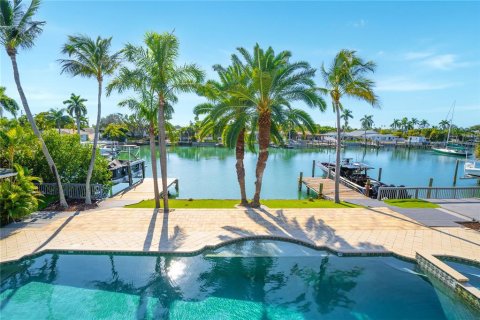 House in Saint Pete Beach, Florida 6 bedrooms, 483.65 sq.m. № 2151703 - photo 13