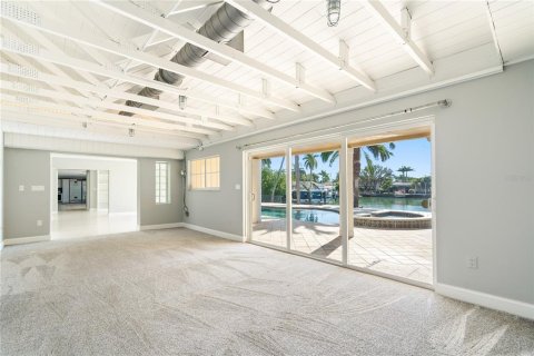 House in Saint Pete Beach, Florida 6 bedrooms, 483.65 sq.m. № 2151703 - photo 21