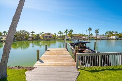 House in Saint Pete Beach, Florida 6 bedrooms, 483.65 sq.m. № 2151703 - photo 10