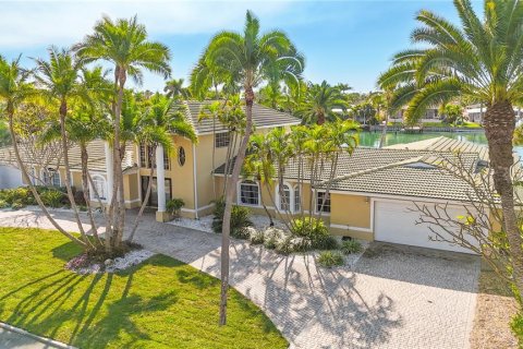 House in Saint Pete Beach, Florida 6 bedrooms, 483.65 sq.m. № 2151703 - photo 16