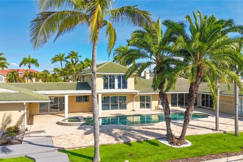 House in Saint Pete Beach, Florida 6 bedrooms, 483.65 sq.m. № 2151703 - photo 5