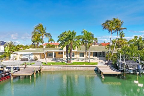 House in Saint Pete Beach, Florida 6 bedrooms, 483.65 sq.m. № 2151703